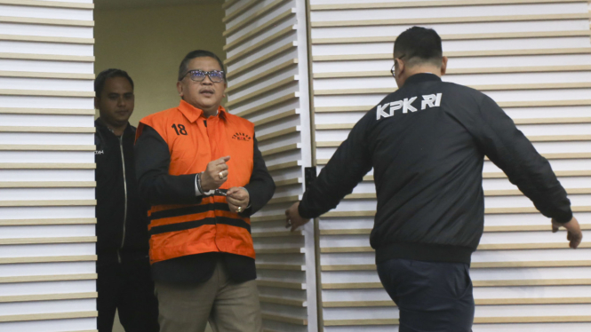 Sekjen PDIP Hasto Kristiyanto diborgol dan mengenakanan rompi tahanan KPK