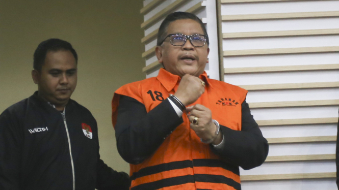 Sekjen PDIP Hasto Kristiyanto diborgol dan kenakanan rompi tahanan KPK