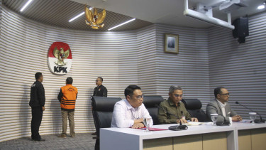 Sekjen PDIP Hasto Kristiyanto Kenakanan Rompi Tahanan KPK