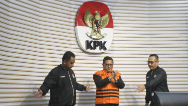 Sekjen PDIP Hasto Kristiyanto Kenakanan Rompi Tahanan KPK