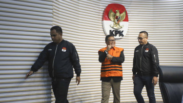 Sekjen PDIP Hasto Kristiyanto Kenakanan Rompi Tahanan KPK