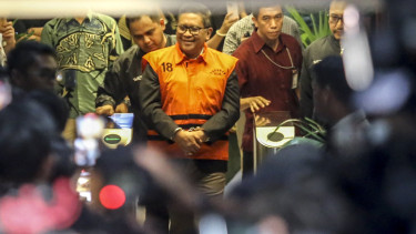 Sekjen PDIP Hasto Kristiyanto Kenakanan Rompi Tahanan KPK