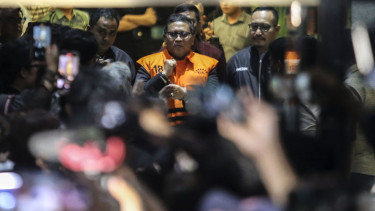 Sekjen PDIP Hasto Kristiyanto Kenakanan Rompi Tahanan KPK