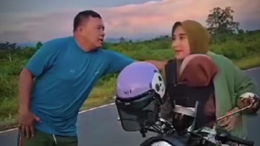 VIVA Militer: Dandim Masohi saat bantu ibu pemotor