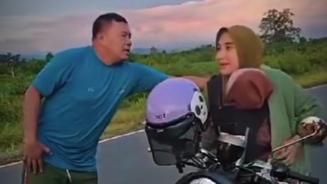 VIVA Militer: Dandim Masohi saat bantu ibu pemotor
