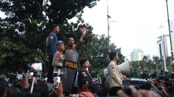 Mensesneg Prasetyo Hadi menemui massa aksi demonstrasi Indonesia Gelap di kawasan Patung Kuda, Jakarta Pusat (sumber: istimewa)
