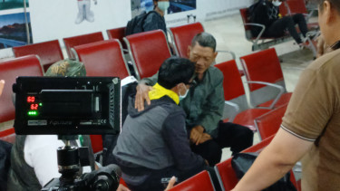 Mantan anggota DPRD Indramayu, R (jaket hitam) saat tiba di Bandara Soetta, Tangerang usai jadi korban TPPO di Myanmar