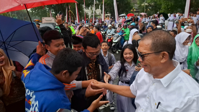 Wali Kota Solo Teguh Prakosa jalan kaki tinggalkan Balai Kota Solo usai purnatugas.