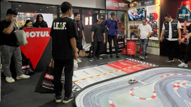 Aktivitas di booth Motul pada ajang IIMS 2025