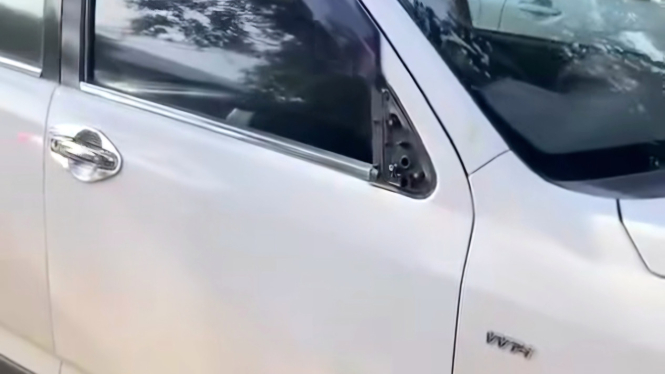 kaca spion mobil dicuri di Bekasi