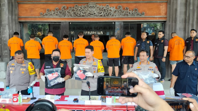 Polda Bali melakukan pengungkapan kasus pengeroyokan dan penganiayaan antara WNA dan sekuriti Finns Beach Club