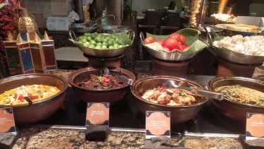 Aneka hidangan sayur dan lauk nasi padang