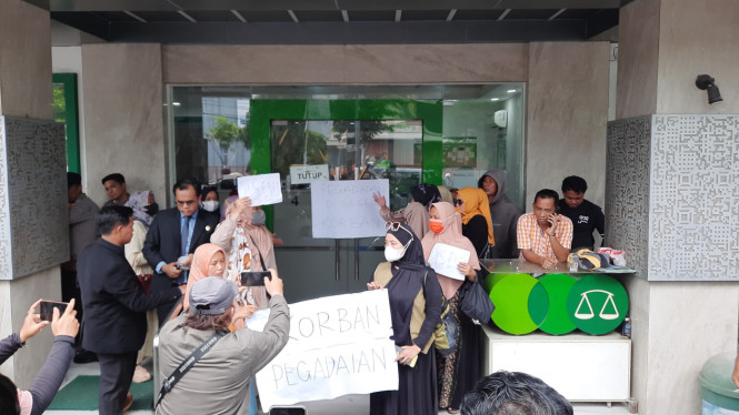 Ratusan Korban Investasi Bodong Ngamuk dan Segel Pegadaian Pamekasan