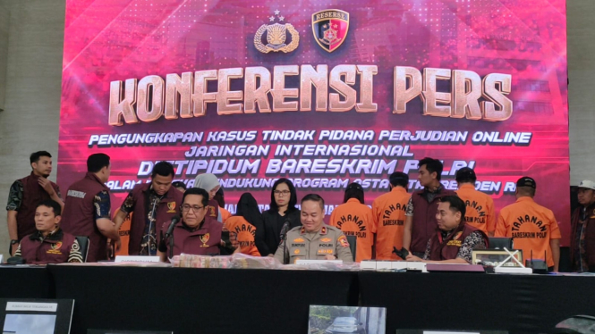 Mabes Polri konferensi pers pengungkapan kasus judi online.
