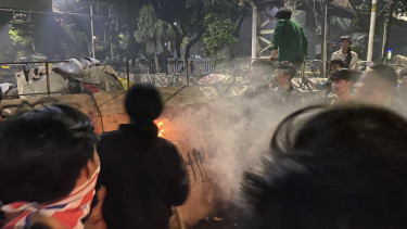 Ketegangan terjadi ketika sekelompok demonstran merusak kawat berduri yang dipasang sebagai pembatas di lokasi aksi. Insiden ini terjadi saat salah satu orator tengah menyampaikan aspirasinya di hadapan ribuan peserta aksi.