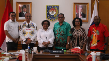 Wamendagri Ribka Haluk saat menerima hasil seleksi anggota DPRP Provinsi Papua Tengah dari Pansel (sumber: istimewa)