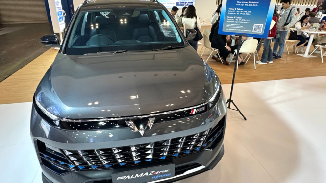 Wuling Almaz Hybrid di BCA Expoversary 2025