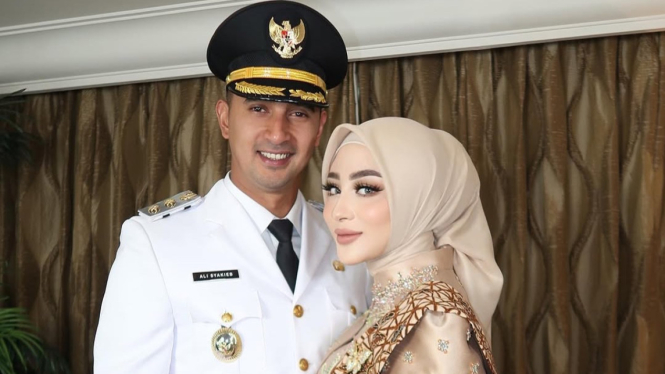 Ali Syakieb dan Istrinya