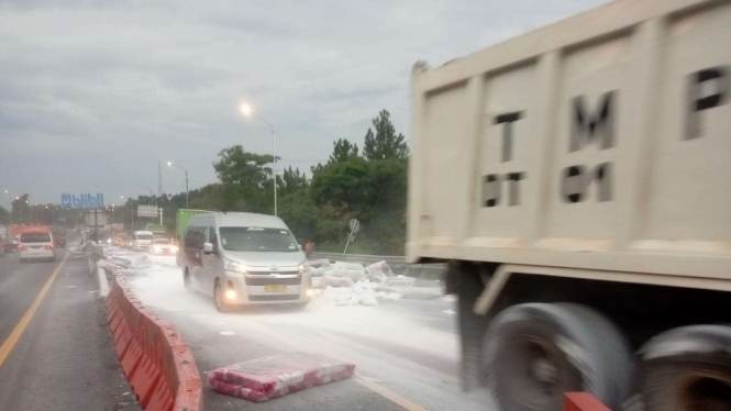 Kecelakaan truk dan minibus di ruas tol Cipularang, muatan tumpah di jalan tol