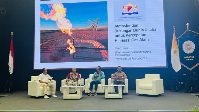 Wakil Ketua Umum Kadin Indonesia bidang Perindustrian Saleh Husin (kedua dari kanan)