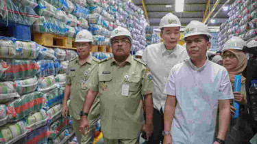 Wakil Gubernur Jakarta Rano Karno saat mengecek stok pangan jelang Ramadan.