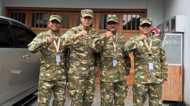 Bupati Sergai, Darma Wijaya (kiri pertama) saat mengikuti retret di Magelang.(instagram Rico Waas)