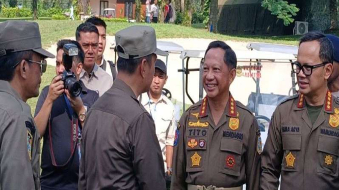 Mendagri Tito Karnavian menyalami para kepala daerah di Akmil Magelang.