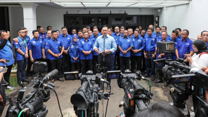 [dok. Ketua Umum Partai Demokrat, Agus Harimurti Yudhoyono (AHY), bersama seluruh jajaran pengurus Partai Demokrat se-Indonesia, dalam konferensi pers di kediaman AHY, kawasan Jakarta Selatan, Minggu, 23 Februari 2025]