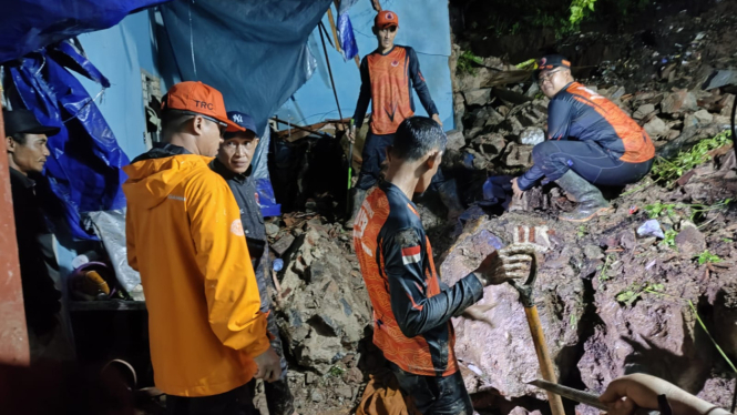 Tim evakuasi warga [dok. Humas BNPB]