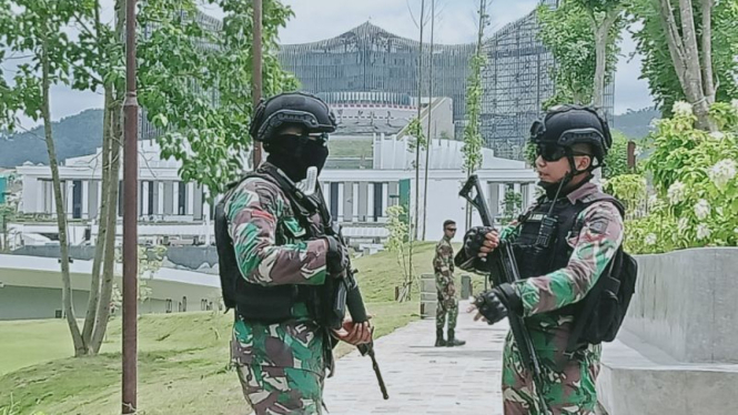 Prajurit TNI AD Menjaga Kawasan Ibu Kota Nusantara di Sepaku, Kaltim