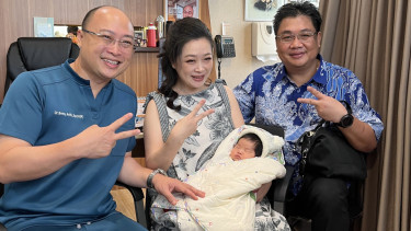 Ellislie (tengah) melahirkan di usia 47 tahun.