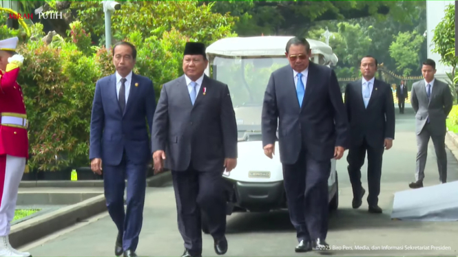 Presiden Prabowo turun dari satu mobil golf yang sama bersama Presiden RI ke-6 Susilo Bambang Yudhoyono (SBY) dan Presiden RI ke-7 Joko Widodo (Jokowi).