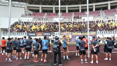 Pemain Dewa United Sapa Suporter di Banten International Stadium. (Minggu, 23/02/2025). (Yandhi/Viva)