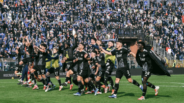 Pemain Como 1907 merayakan kemenangan atas Napoli