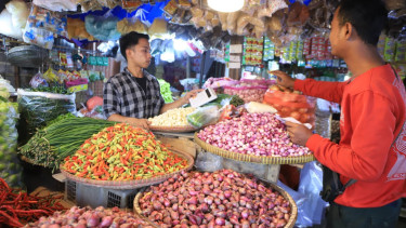 Aktivitas jual beli di salah satu pasar tradisional wilayah Kota Tangerang