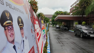 Karangan bunga ucapan selamat kepada Bupati Kediri Hanindhito Himawan Pramana di kantor Pemkab Kediri. (Foto: Madchan Jazuli/VIVA Jatim)