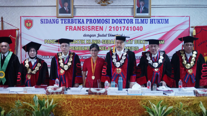 Prof Gayus (Tengah) Saat Sidang Terbuka Promosi Doktor Ilmu Hukum Unkris 