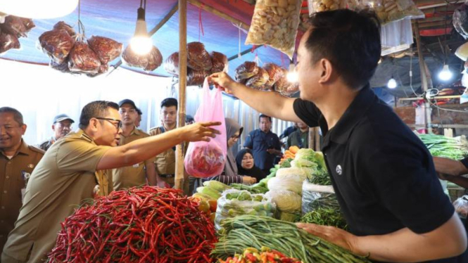 Wakil Walikota Tangerang, Maryono saat sidak harga di pasar tradisional kota tangerang