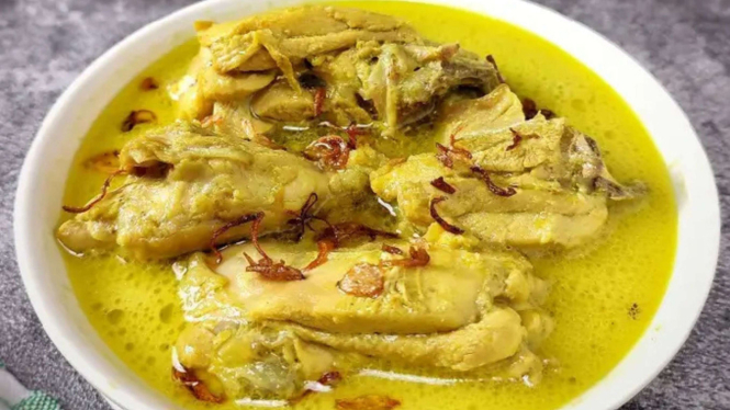 Opor Ayam Bumbu Kuning