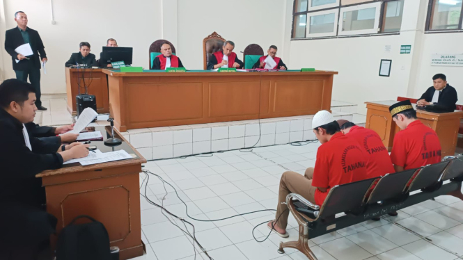 Ketiga terdakwa mendengarkan pembacaan putusan dari Majelis Hakim Pengadilan Negeri Palembang.