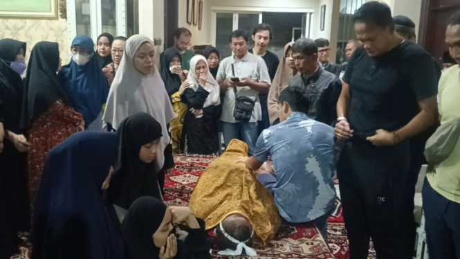 Jenazah Bejo Sugiantoro tiba di rumah duka