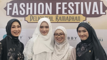 Inara Rusli (kedua dari kiri) 