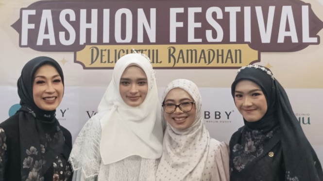 Inara Rusli (kedua dari kiri) 