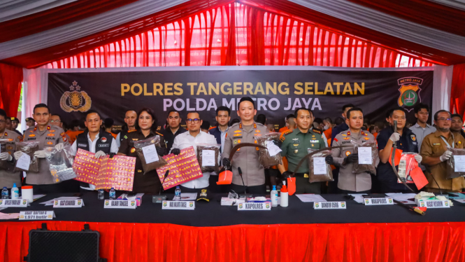 Polres Tangerang Selatan menunjukkan barang bukti