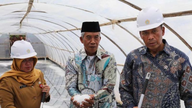 Wamendikti Saintek Fauzan (Kanan)