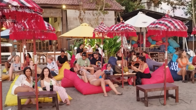 Wisatawan asing di Pantai Double Six Seminyak Bali