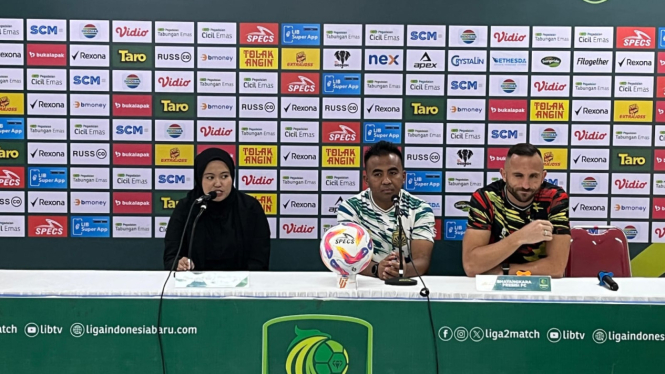 Pelatih Bhayangkara FC Hanim Sugiarto dan Ilija Spasojevic di Stadion Manahan Solo