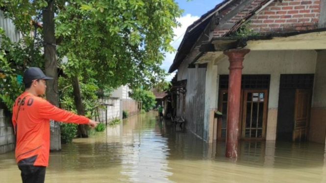 Petugas BPBD di lokasi banjir Jawa Timur.