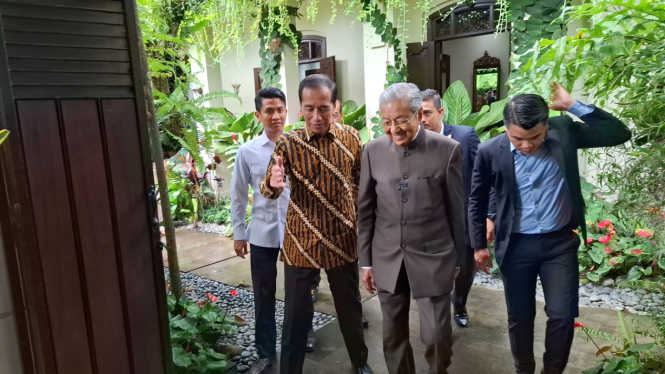 Mantan PM Malaysia Mahathir Mohammad usai bertemu Jokowi di Solo