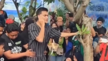 Momen Haru Rachmat Irianto Lepas Kepergian Sang Ayah Bejo Sugiantoro